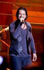 AZLatinos Ricardo Arjona