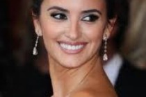 Penélope Cruz shows off her baby bump