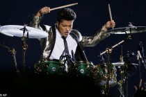 Bruno puts on a spectacular Super Bowl Halftime Performance Rocking with the Red Hot Chili Peppers