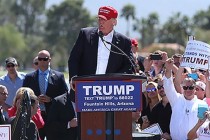 Trump Draws Thousands to Otherwise Calm Fountain Hills