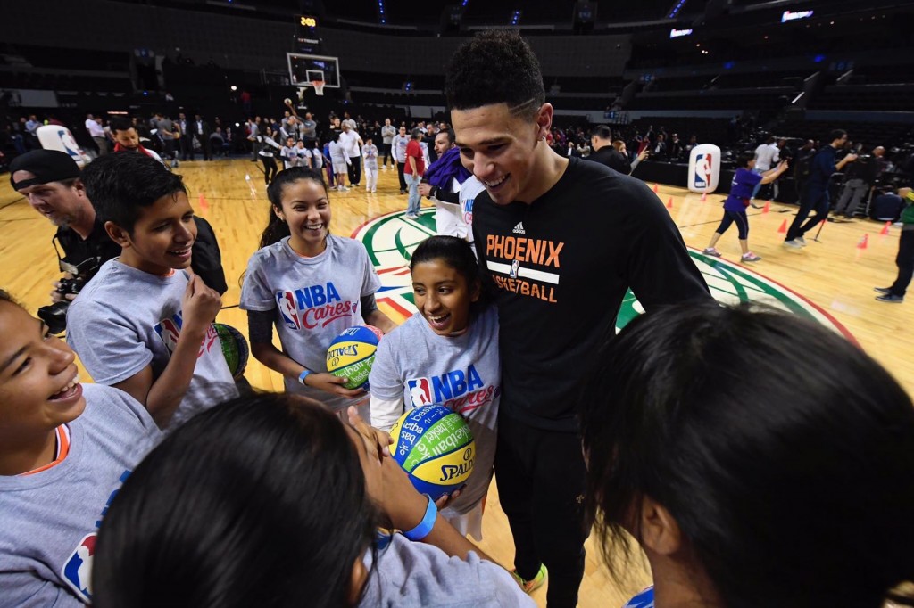 Devin Booker en la Clinca de NBA Cares