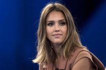 Jessica Alba Helps Kids Get Back To School